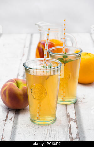 Deux verres de peach orange ice tea Banque D'Images