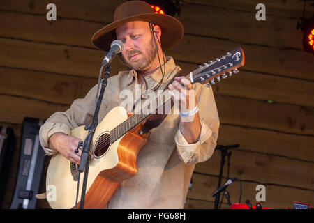 Connue internationalement pour des doigts, chant obsédant et complexe histoire de chansons, de dire Mary James voyages les genres de bluegrass, de folk-rock et blues. Mary moyenne, un natif de la Floride maintenant basé à Nashville, a commencé sa vie comme un prodige musical, pourrait lire la musique avant qu'elle puisse lire les mots et co-écrit des chansons à l'âge de cinq ans. Par l'âge de sept ans elle était compétente sur la guitare, banjo, violon, & et diverti les foules à travers les États-Unis avec son compétences instrumentales et vocales. Sa vie a été un long chemin parsemé de show TV, radio, et le cinéma. À ce jour elle joue 11 instruments. Banque D'Images