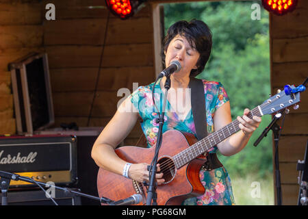 Connue internationalement pour des doigts, chant obsédant et complexe histoire de chansons, de dire Mary James voyages les genres de bluegrass, de folk-rock et blues. Mary moyenne, un natif de la Floride maintenant basé à Nashville, a commencé sa vie comme un prodige musical, pourrait lire la musique avant qu'elle puisse lire les mots et co-écrit des chansons à l'âge de cinq ans. Par l'âge de sept ans elle était compétente sur la guitare, banjo, violon, & et diverti les foules à travers les États-Unis avec son compétences instrumentales et vocales. Sa vie a été un long chemin parsemé de show TV, radio, et le cinéma. À ce jour elle joue 11 instruments. Banque D'Images