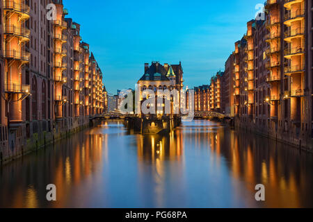 Allemagne, Hambourg, Wandrahmsfleet au vieux quartier d'entrepôts à l'heure bleue Banque D'Images