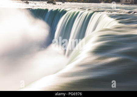 Le Canada, l'Ontario, Niagara Falls vue rapprochée avec la technique d'exposition longue Banque D'Images