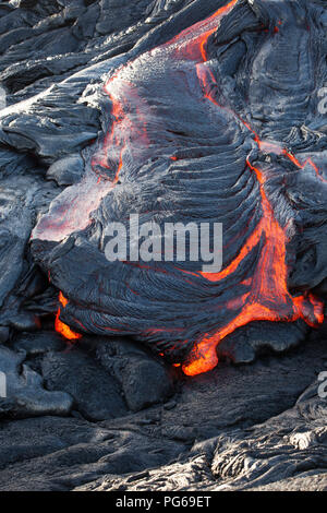 USA, Hawaii, Big Island, Volcanoes National Park, lave qui sort de Pu'u O'o' volcano Banque D'Images