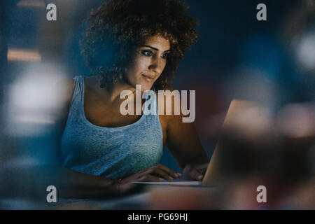 Femme travaillant des heures supplémentaires dans son entreprise qui démarre Banque D'Images
