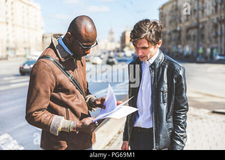 La Russie, Moscou, deux hommes d'affaires à la recherche de documents dans la ville Banque D'Images