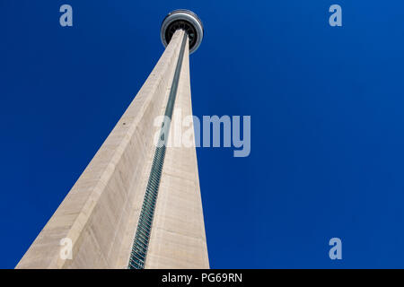 CNN Tower, Toronto à partir de la base du mât à la recherche vers le restaurant tournant contre un ciel bleu Banque D'Images
