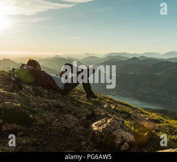 L'Autriche, Salzkammergut, randonneur dans les montagnes en prenant une pause Banque D'Images