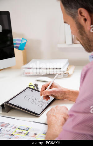 Man working at desk in office dimensions figure féminine sur tablette Banque D'Images