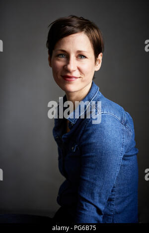 Portrait de ana ttractive femme, portant chemise en jean Banque D'Images