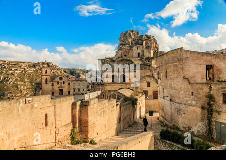 L'Italie, l'Italie du Sud, région de Basilicate, province de Matera, Matera. La ville se trouve dans un petit canyon creusé par la Gravina. Aperçu de la ville. Banque D'Images