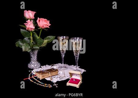 Scène d'engagement avec l'anneau, bible rosaire, champagne, roses, lunettes, napperon Banque D'Images