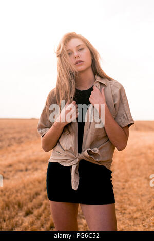 Belle Jeune femme debout dans le champ, portrait Banque D'Images