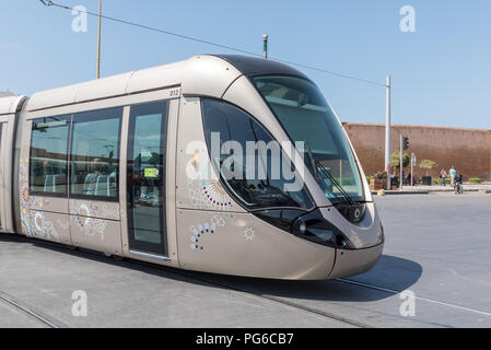 Tramway fabriqués en France, sur les rues de Rabat, capitale du Maroc Banque D'Images