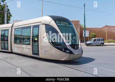 Tramway fabriqués en France, sur les rues de Rabat, capitale du Maroc Banque D'Images