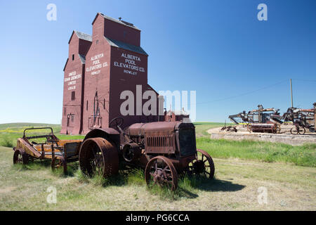 13 juillet 2018 - Rowley, Alberta, Canada : Old weathered wood grain elevators dans la petite ville canadienne des prairies de Rowley, Alberta, Canada. Banque D'Images