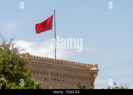 Drapeau national marocain depuis le haut du châtelet d'entrée du Palais royal marocain Banque D'Images