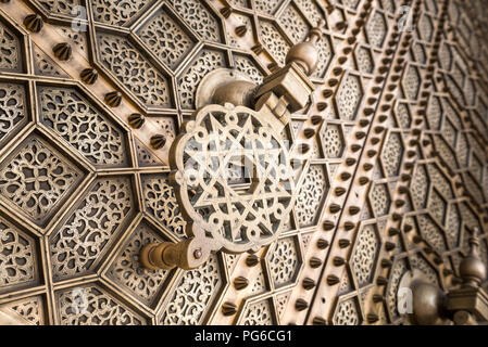 Close up avis d'un grand angle heurtoir en laiton sur l'extérieur de mosquée Hassan à Rabat, Maroc Banque D'Images