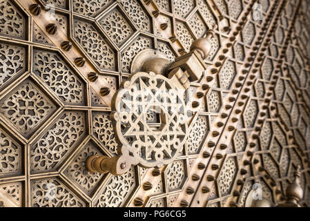 Close up avis d'un grand angle heurtoir en laiton sur l'extérieur de mosquée Hassan à Rabat, Maroc Banque D'Images