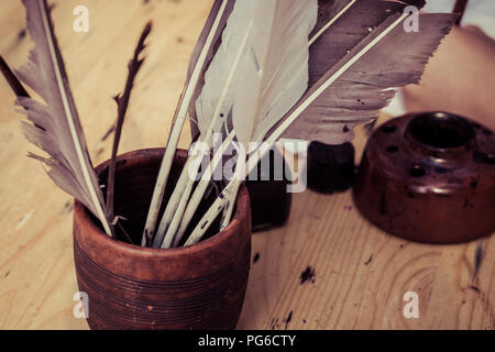 Bol en céramique pleine de piquants ancienne se dresse sur une table en bois. Vintage-pot d'encre à l'arrière-plan. Photo stylisée. Retour à l'école, thème d'un message blanc Banque D'Images