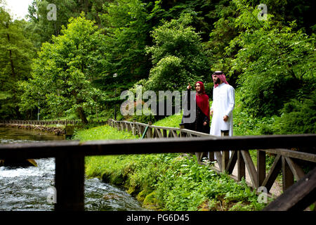 Joli couple arabe en vêtements traditionnels embracing outdoors Banque D'Images