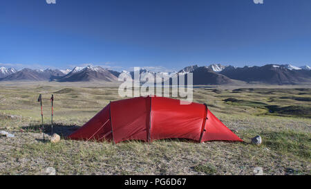 Camping lac Zorkul ci-dessus, avec la grande plage du Pamir en Afghanistan derrière,Tadjikistan Banque D'Images