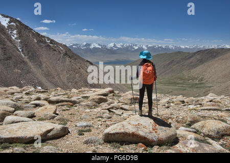 À la recherche dans le grand éventail de Pamir Afghanistan de l'Belayrik lac Zorkul, Col, au Tadjikistan Banque D'Images