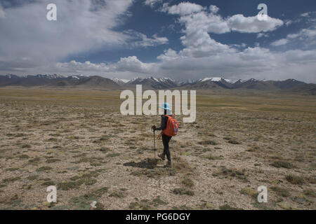 À la recherche dans le grand éventail de Pamir Afghanistan alors que la randonnée près du lac Zorkul, Tadjikistan Banque D'Images