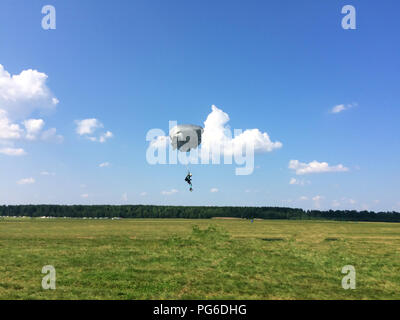 Extreme sports - le parachutiste atterrit sur le terrain Banque D'Images