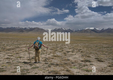 À la recherche dans le grand éventail de Pamir Afghanistan alors que la randonnée près du lac Zorkul, Tadjikistan Banque D'Images