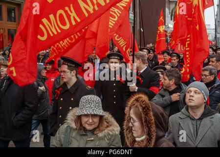 Moscou, Russie. 7 novembre, 2017. Des milliers de personnes à travers le monde était venu à Moscou pour assister à un défilé pour célébrer le 100e anniversaire de la révolution d'octobre qui a été l'un des moment le plus crucial dans la 20e siècle. Banque D'Images