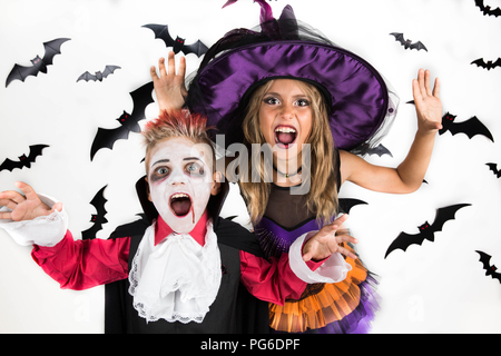 Trick or Treat ! Les enfants de faire peur aux gens dans la nuit d'Halloween pour gagner des bonbons selon la tradition de vacances Banque D'Images