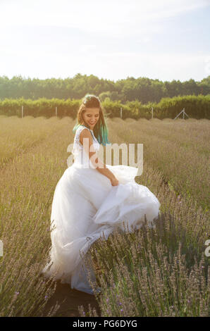 Belle mariée robe de mariage en piscine dans un champ au coucher du soleil Banque D'Images