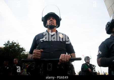 LOS ANGELES - le 17 novembre : Occuper LA manifestants mars le 17 novembre 2011 à Los Angeles, CA. Banque D'Images