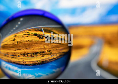 Une boule de cristal transparentes avec superbe vue Banque D'Images