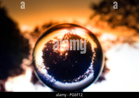Une boule de cristal transparentes avec superbe vue Banque D'Images