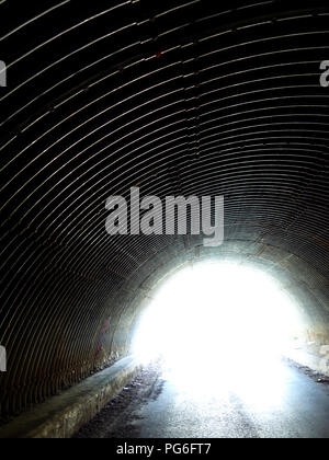 Carton ondulé et sombre tunnel route menant au titre d'un autoroute autoroute française Banque D'Images