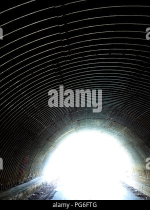 Carton ondulé et sombre tunnel route menant au titre d'un autoroute autoroute française Banque D'Images