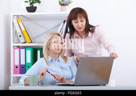 Deux gestionnaires working on laptop in office. Les gens au travail. Banque D'Images