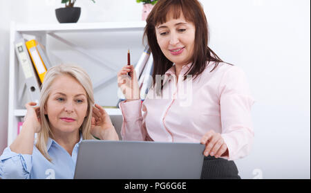 Deux gestionnaires working on laptop in office. Les gens au travail. Banque D'Images