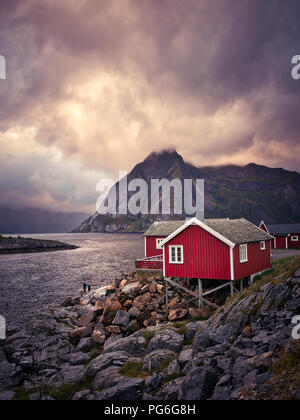Ciel dramatique au-dessus de Hamnoy dans les Lofoten, Norvège Banque D'Images