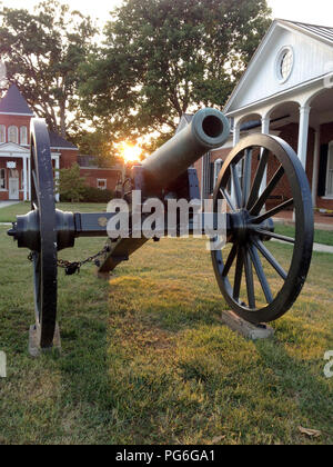Canon de la guerre civile devant le musée historique du comté d'Appomattox, va, Etats-Unis. Banque D'Images