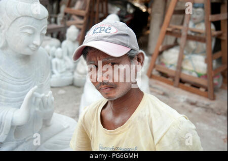 Portrait d'un sculpteur en birman avec son visage couvert de poussière de marbre blanc à Mandalay, Myanmar Banque D'Images