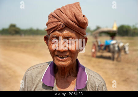 Portrait d'une vieille serviette birman homme portant un turban sur sa tête avec un cheval et panier à l'arrière-plan Banque D'Images