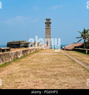 Vue sur la place de l'emblématique tour de l'horloge à Galle, au Sri Lanka. Banque D'Images