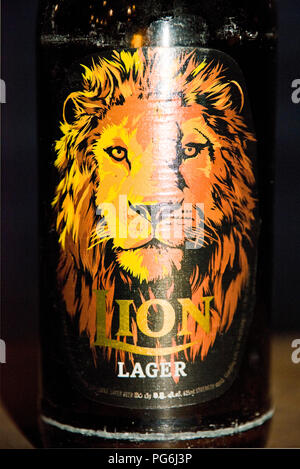 Close up vertical d'une bouteille de bière Lion au Sri Lanka. Banque D'Images