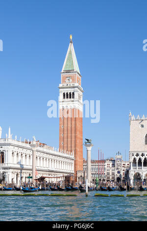 Clocher St Marc, Le Campanile, la Bibliothèque Marciana et tour de l'horloge, la Piazza San Marco, Venice, Veneto, Italie à partir de la lagune avec des gondoles de l'foregro Banque D'Images