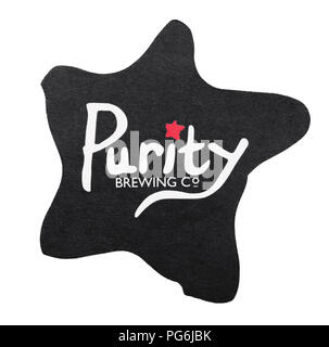 Londres, Royaume-Uni - 22 août 2018 : La pureté brewing beer coaster beermat papier Co isolé sur fond blanc. Banque D'Images