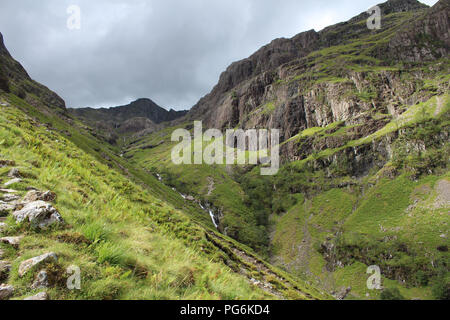 La célèbre marche trois Sœurs de Glencoe, l'Écosse. Dans les belles montagnes écossaises. Vue depuis la piste jusqu'Coire nan Lochan, avec Aonach Dubh Banque D'Images