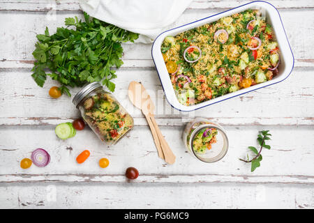 Salade de couscous avec les tomates, le concombre, le persil et la menthe Banque D'Images