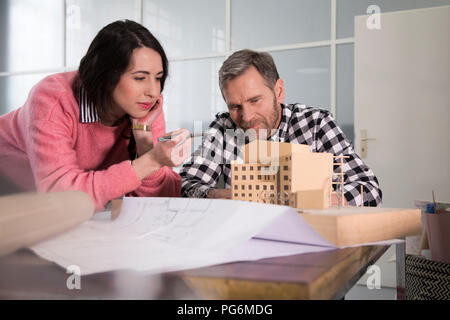 Modèle d'architecture de l'examen des collègues in office Banque D'Images