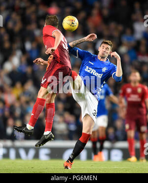 Kyle Lafferty des Rangers (à droite) se heurte à l'Ufa FC Jemal Tabidze au cours de l'UEFA Europa League play-off, premier match de jambe à Ibrox Stadium, Glasgow. Banque D'Images